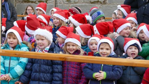 Weihnachtswichtel des Kinderhauses Regenbogen beim Weihnachtsmarkt 2015 (Foto Huth)