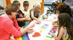 Die Vorschulkinder basteln (Foto Gemmel)