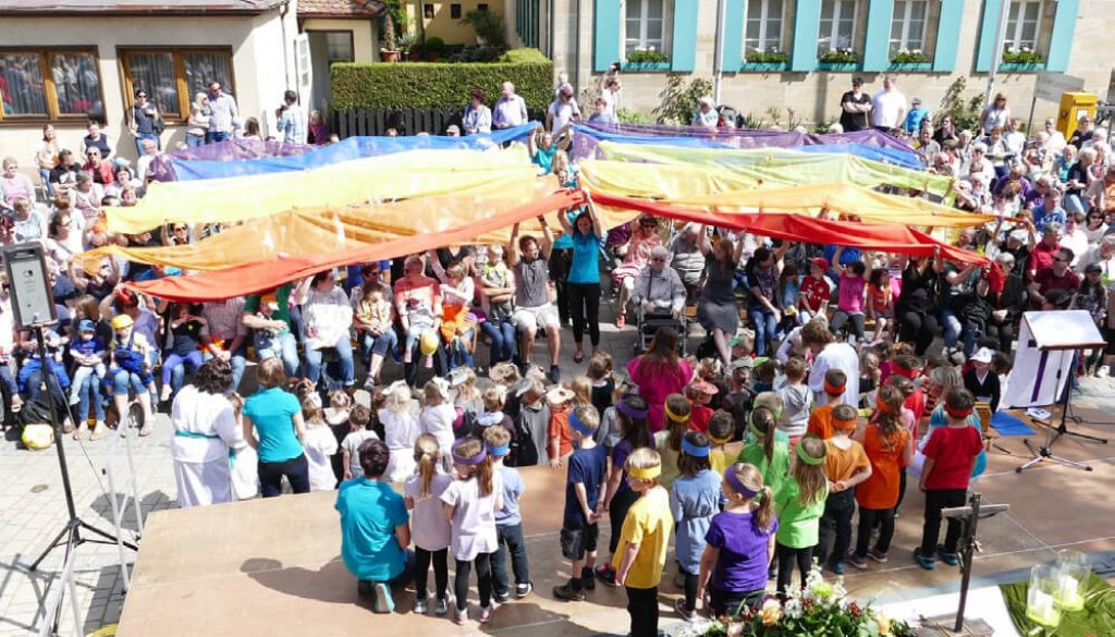 Regenbogen- Dorfplatz