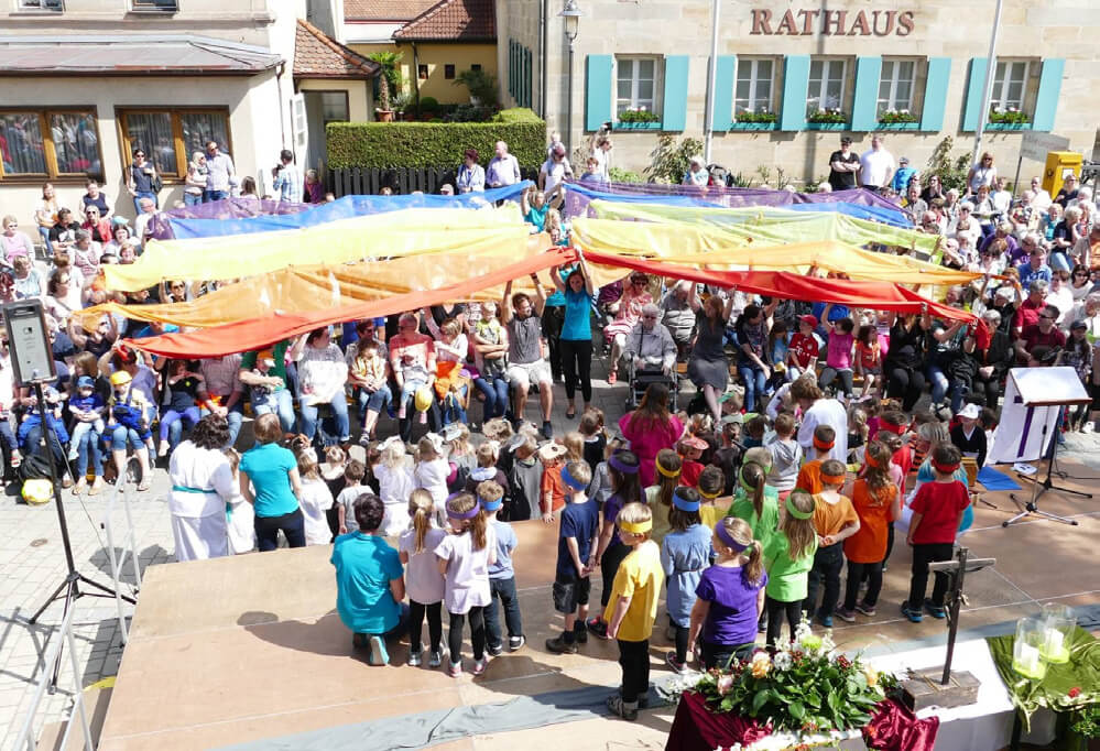 Regenbogen- Dorfplatz