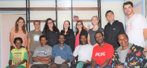 Die Gruppe mit ihren Betreuern vor Ort