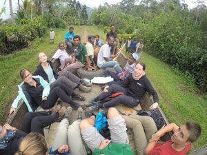 In Deutschland undenkbar, doch in PNG die ganz normale Möglichkeit, wenn man die Gelegenheit bekommt mit dem Auto in die Stadt Lae mitzufahren: Man sitzt ohne jegliche Sicherung auf der Ladefläche