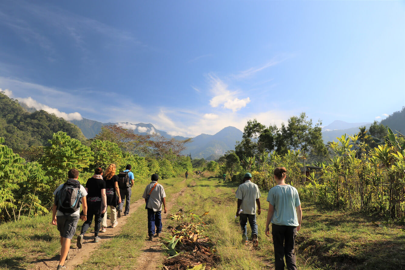 Atemberaubend schön ist die tropische Berglandschaft in Wantoat, auch wenn die Berge für die Entwicklung ein großes Hindernis darstellen