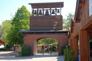 Glockenturm am Eingang des Geländes