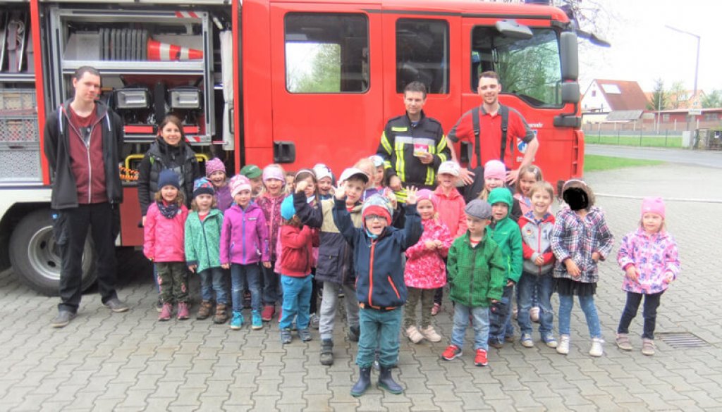 Gruppenbild mit Feuerwehrauto