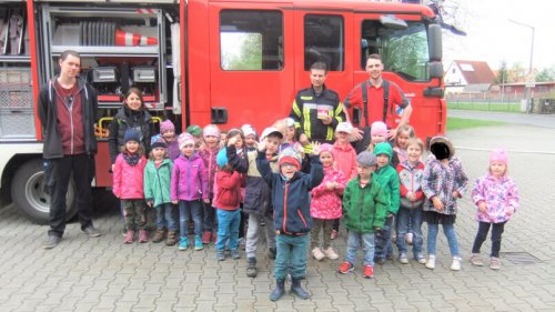 Gruppenbild mit Feuerwehrauto