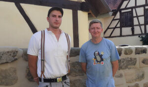 Jacob Petzold und Dominik Reyther haben die Kirchhofmauer vorbildlich restauriert