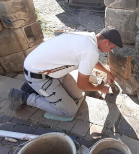 Nach der Reinigung muss alles frisch verfugt werden.