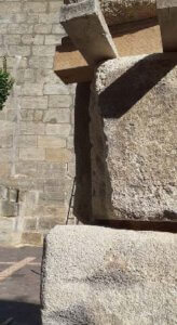 Beim unteren Stein sieht man, dass das Eck mineralisch ergänzt wurde, das muss beim oberen Stein noch erfolgen.