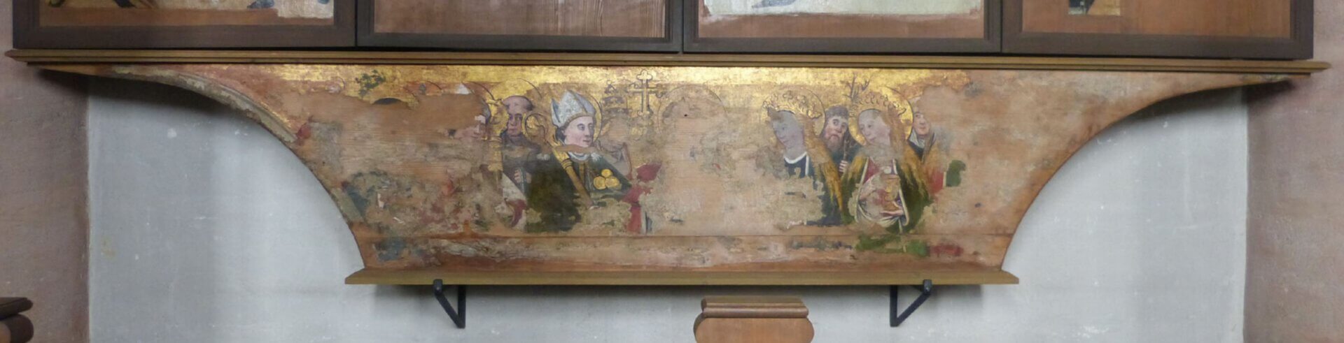 Die Predella ist der untere Abschluss des Altars