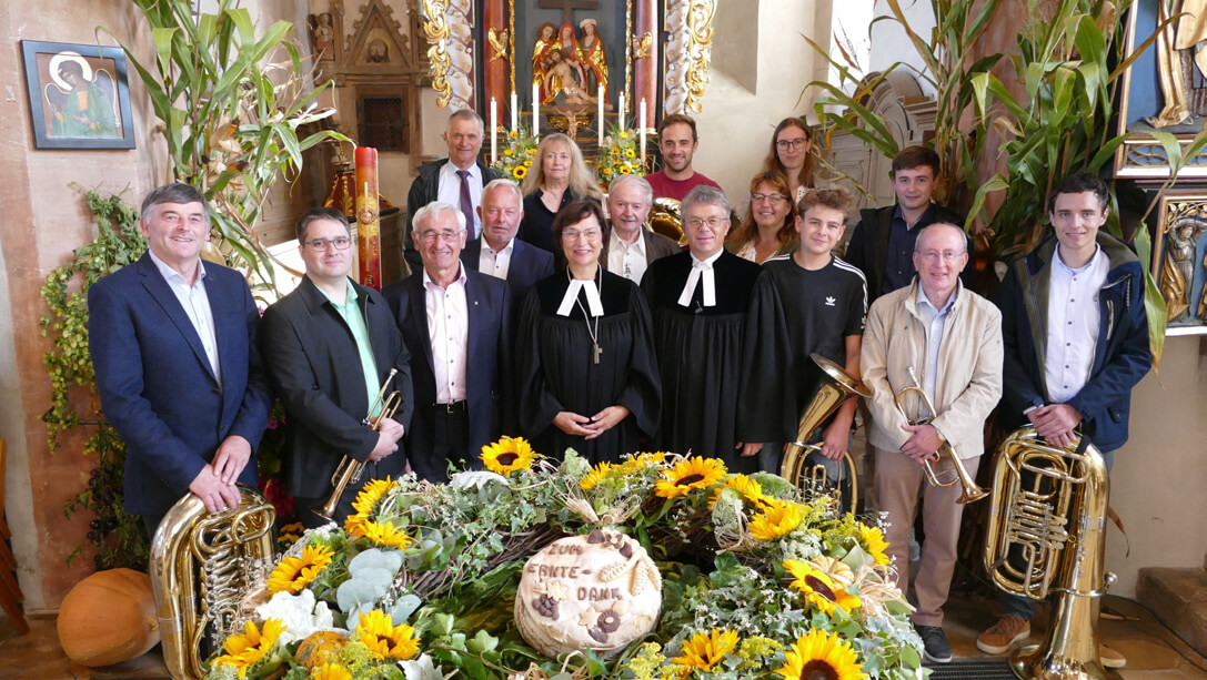 Regionalbischöfin Elisabeth Hann von Weyern eingerahmt vom Posaunenchor, der den Gottesdienst in gewohnter Form bereicherte