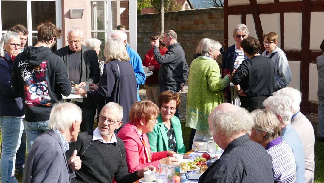 Ausklang des Gottesdienstes beim Kirchenkaffee