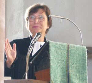 Regionalbischöfin Elisabeth Hann von Weyern auf der Ottensooser Kanzel