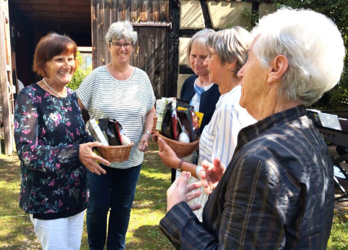 Der Kirchenvorstand dankte für das langjährige Engagement mit jeweils einem Korb voller Genüsse aus dem fairen Handel.